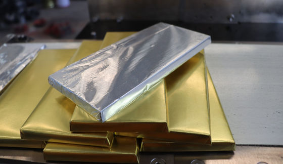 Linha de embalagem Máquina de embalagem de barras de chocolate/comprimidos com vedação térmica e colagem