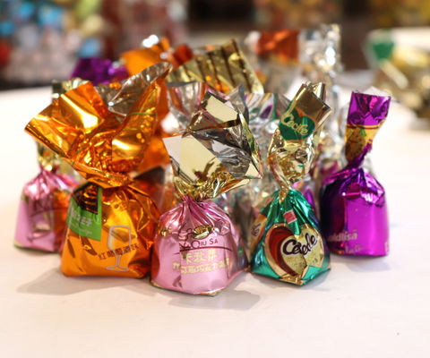 Máquina de embalagem de embalagem horizontal de chave personalizada de prata de chocolate para embalagens de doces